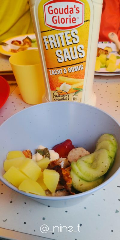 Mittagessen in einer Schüssel mit niederländischer Frittensauce im Hintergrund.
